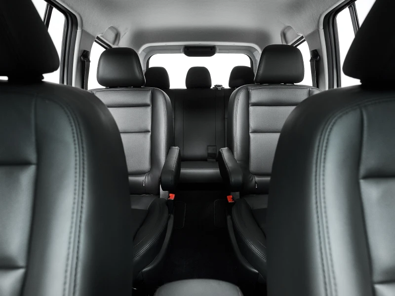 Эргономичные и удобные кожаные сиденья. G03F